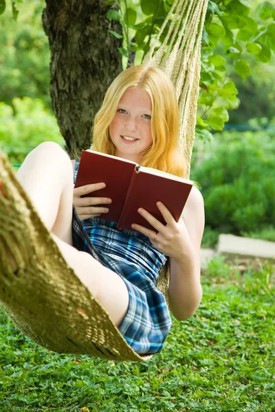 Girl reading book on hammoc — Stock Photo, Image