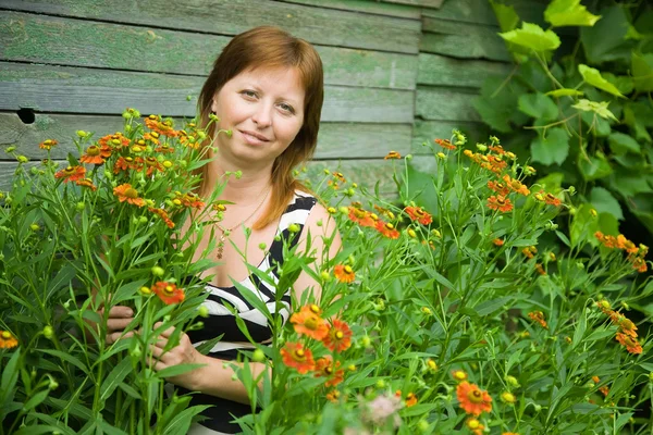 Femme jardinier avec Helenium — Photo