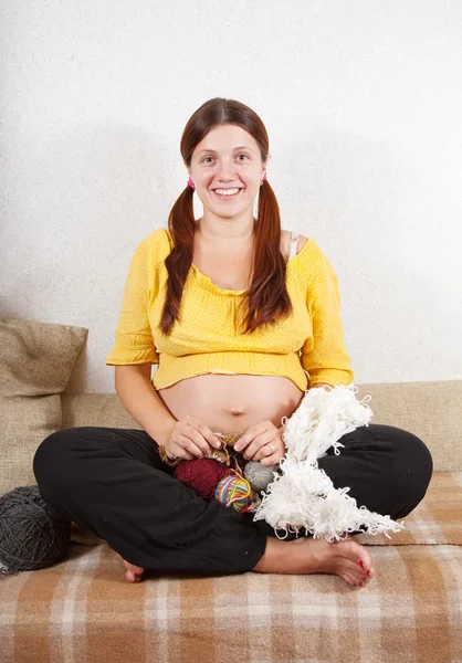 9 months pregnant woman is knitting — Stock Photo, Image