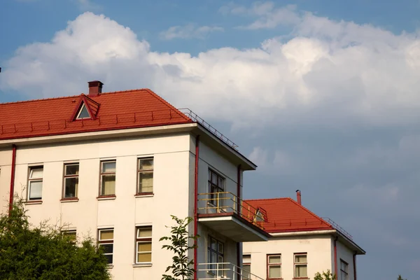 Building with a red tile roof — Stock Photo, Image