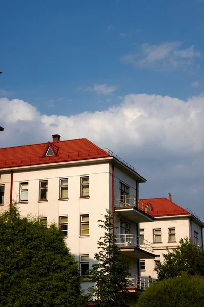 Edifício com um telhado de azulejo vermelho — Fotografia de Stock