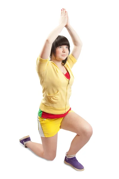 Спортивная девушка в жёлтой спортивной одежде — стоковое фото