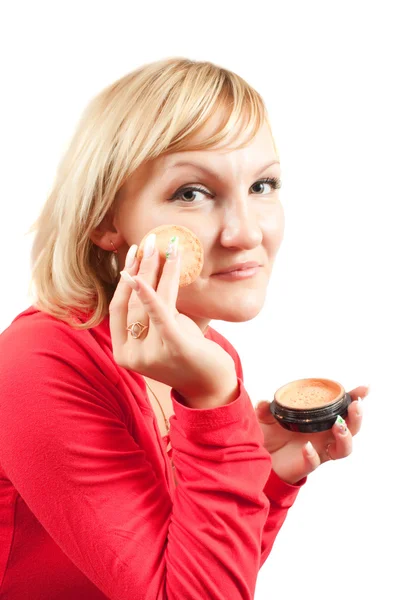Mujer poniendo polvo facial —  Fotos de Stock