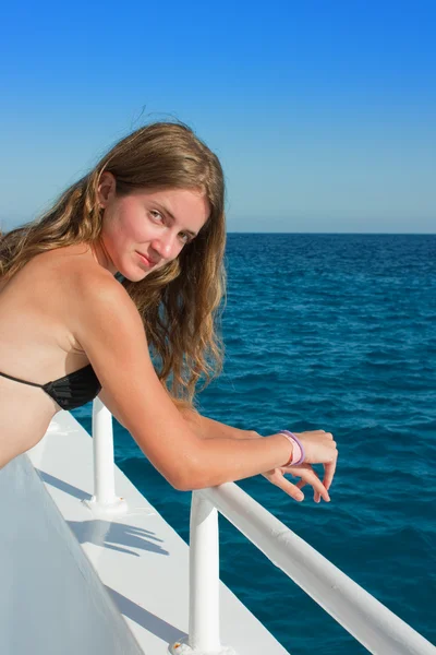游艇上的年轻女子 — 图库照片