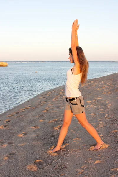Молода жінка практикує йогу — стокове фото