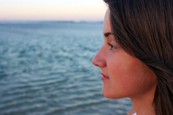 Deniz kenarında kız — Stok fotoğraf
