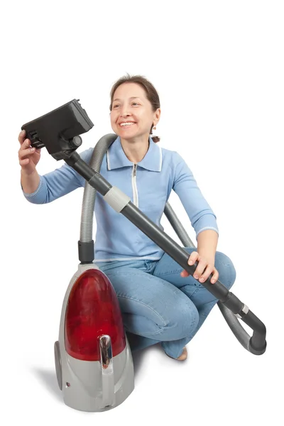 진공 청소기로 청소 하는 웃는 여자 — 스톡 사진