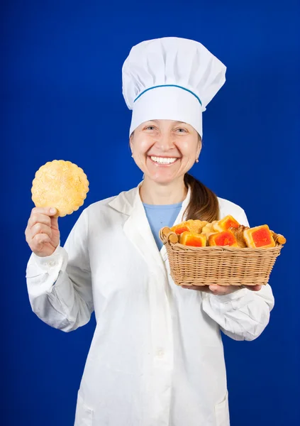 Retrato de cocinera con galleta — Foto de Stock