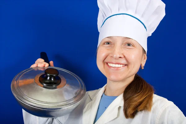 Kobieta kucharz z patelni — Zdjęcie stockowe