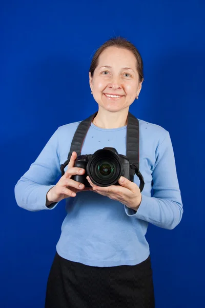 Senior Fotografin mit Kamera — Stockfoto