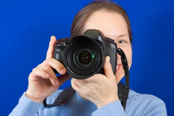 Smiling woman with camera — Stock Photo, Image
