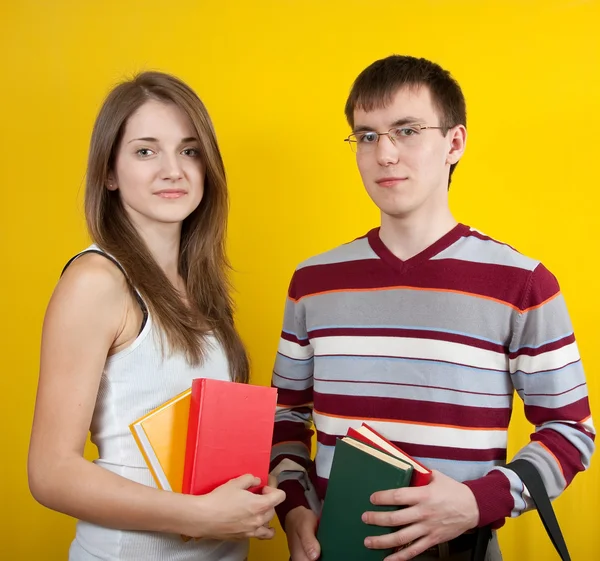 Dois estudantes com livros — Fotografia de Stock
