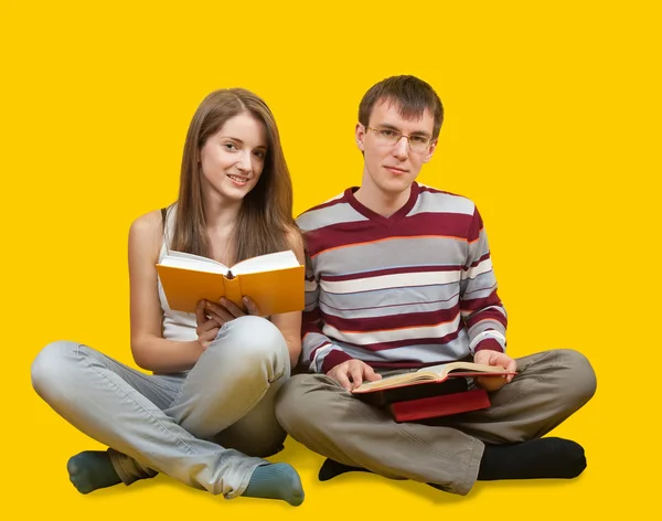 Usmívající se studenti s knihami — Stock fotografie