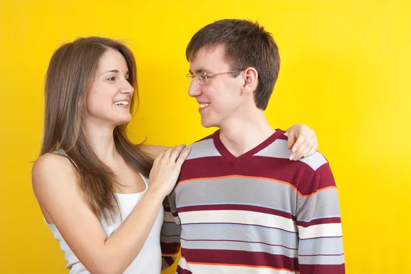 Glückliches Paar auf gelb — Stockfoto
