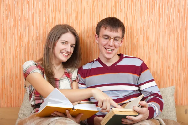 Joy estudantes com livros em casa — Fotografia de Stock