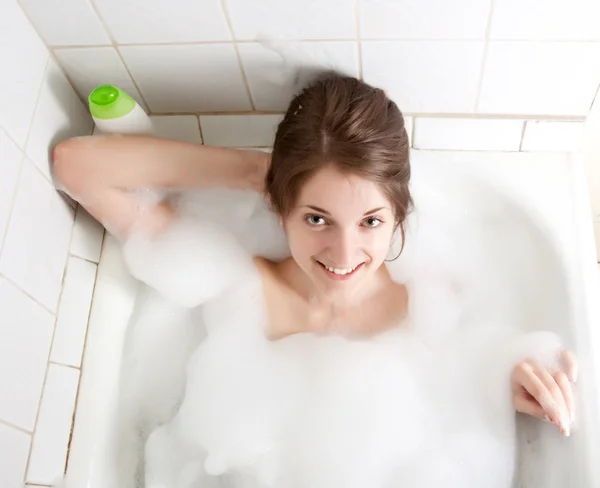 Chica lava en un baño — Foto de Stock