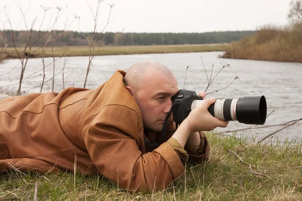 Men with photocamera near river — Stock Photo, Image