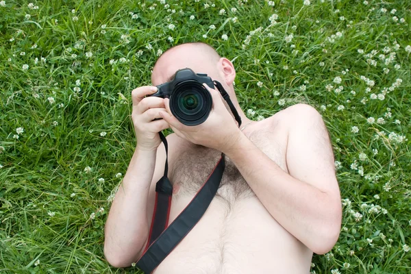 เด็กชายกล้องเหนือทุ่งหญ้าสีเขียว — ภาพถ่ายสต็อก