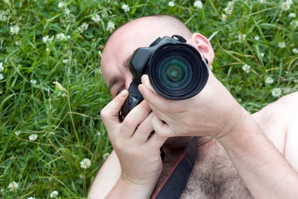 Fotógrafo sobre hierba verde — Foto de Stock