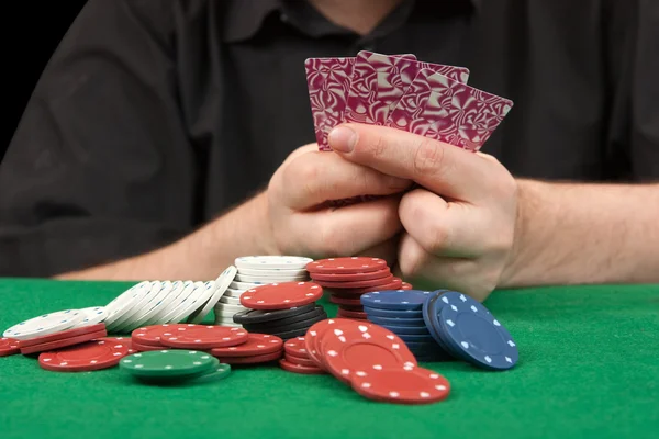Un hombre adulto jugando póquer .close-up . — Foto de Stock