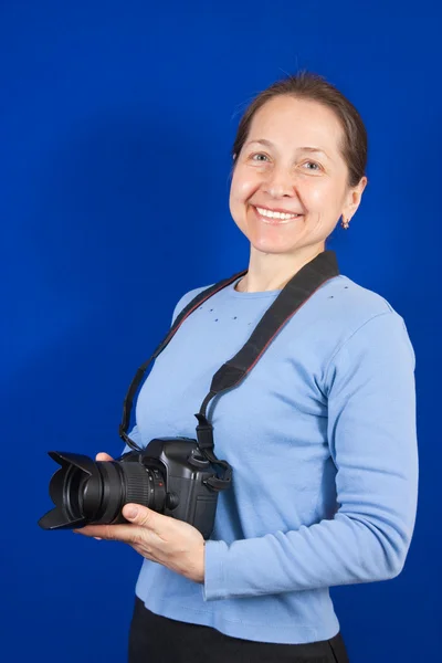 Smiling woman with camera — Stock Photo, Image