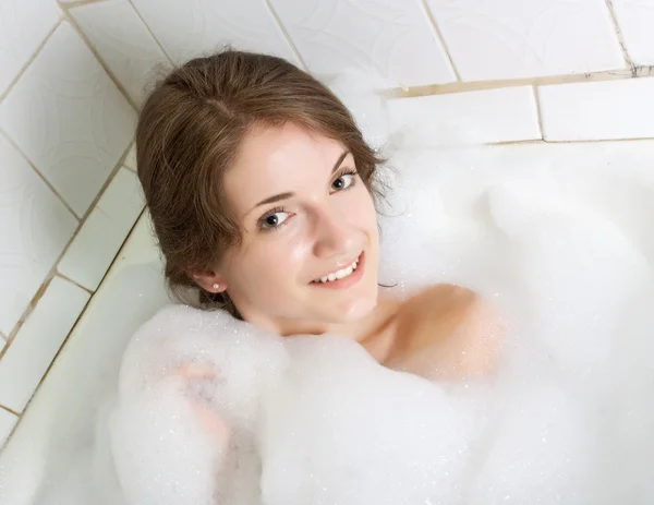 A menina lava-se em um banho — Fotografia de Stock