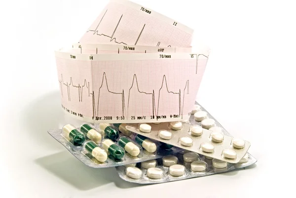 Cardiograma y pastillas —  Fotos de Stock
