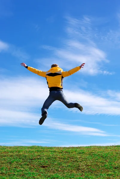 Homem pular no prado verde — Fotografia de Stock
