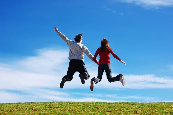 草原のカップル ジャンプ — ストック写真