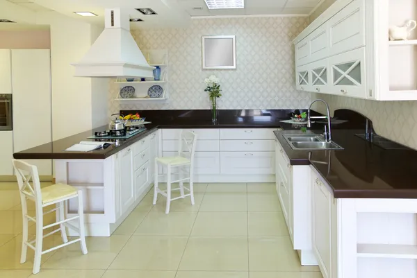 Moderne witte keuken — Stockfoto