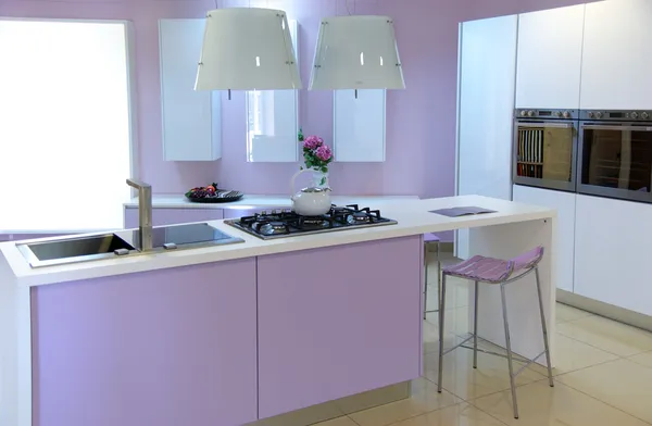 Cozinha rosa moderna — Fotografia de Stock