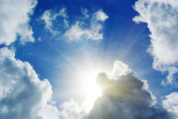 Сонячне світло за хмарами — стокове фото