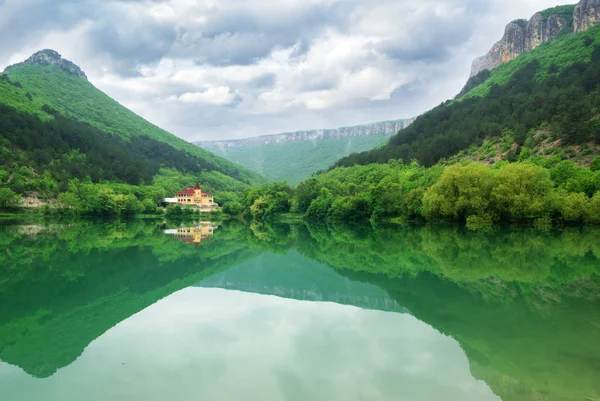 Lago en la montaña — Foto de Stock