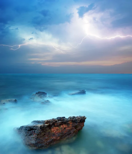 Буря в море — стокове фото