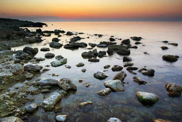 Mar y roca al atardecer —  Fotos de Stock