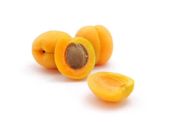 Изолированный абрикос — стоковое фото