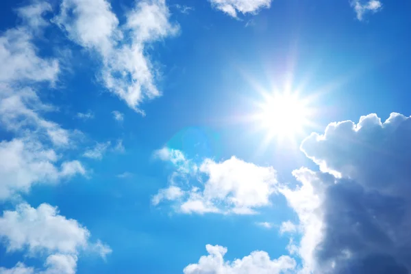 Блакитне небо і сонце — стокове фото