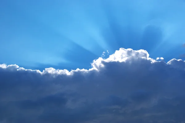 Тяжелые облака и солнце — стоковое фото
