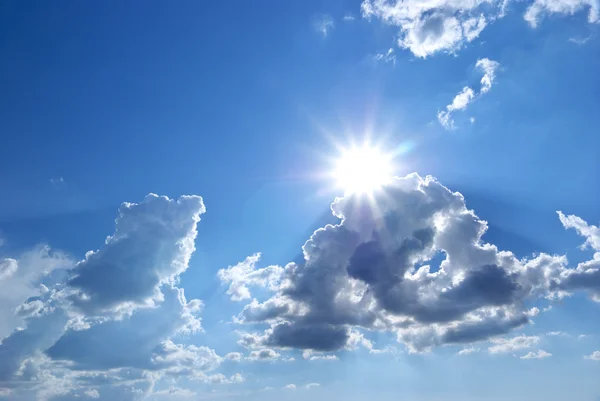 Bulutun arkasında güneş — Stok fotoğraf