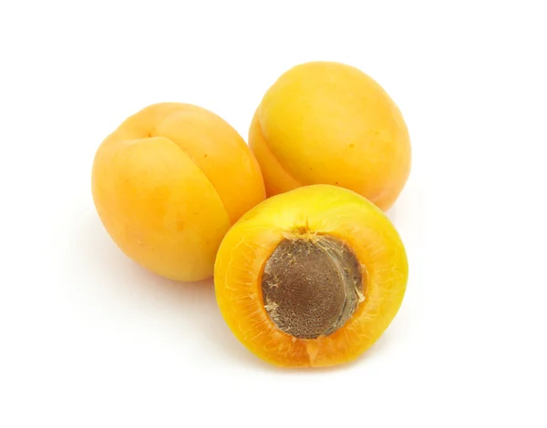 Спелый изолированный абрикос — стоковое фото