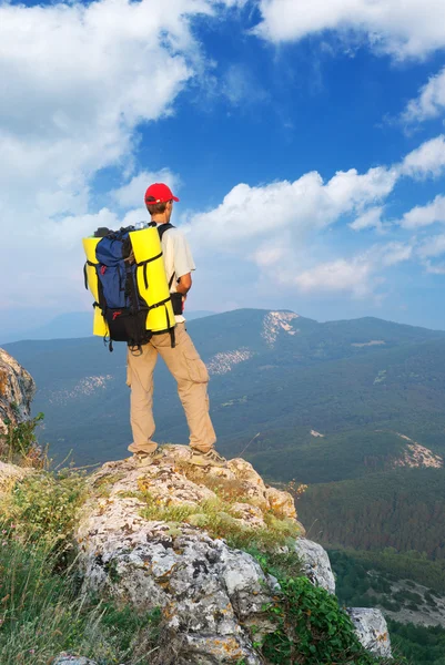 Man tourist in mountain — Stock Photo, Image