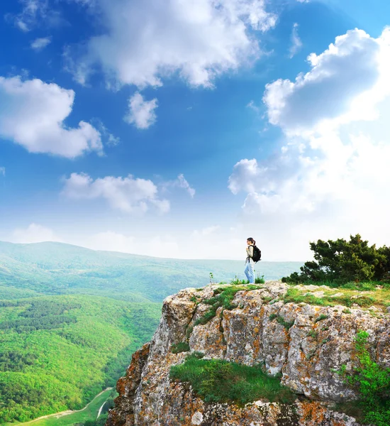 Flicka på toppen av berget — Stockfoto