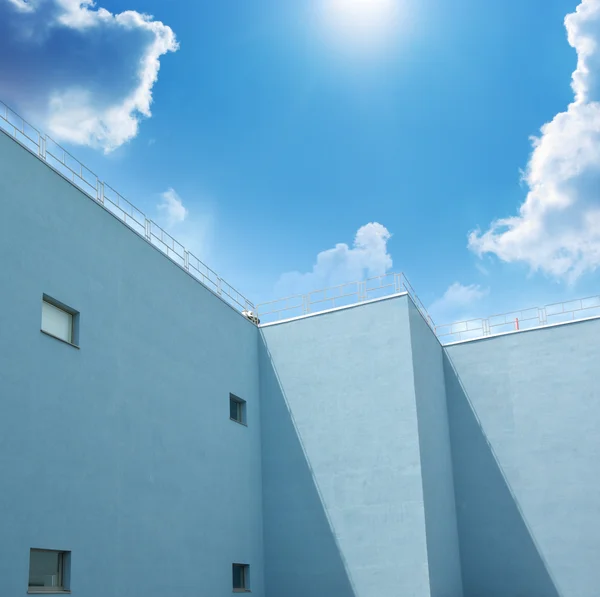 Bina ve mavi gökyüzü — Stok fotoğraf