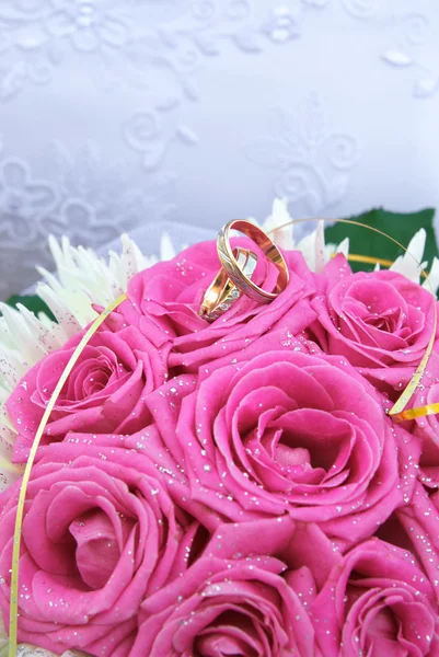 Bouquet and rings — Stock Photo, Image