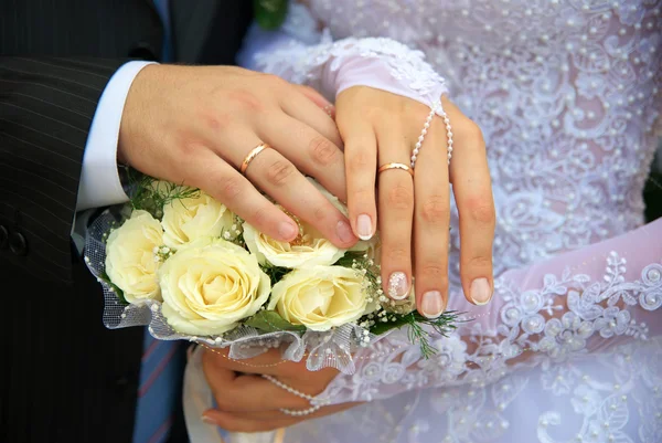 Τα χέρια του newlywedses. — Φωτογραφία Αρχείου