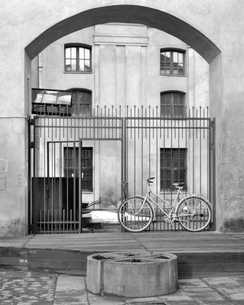 मठ गेट येथे भिक्षुची सायकल — स्टॉक फोटो, इमेज