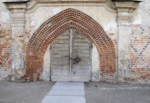Starověké františkáni kostel brána — Stock fotografie