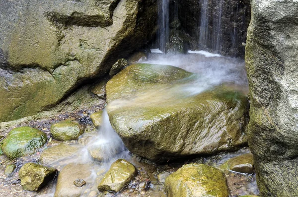 Wasserfälle im japanischen Garten — Stockfoto