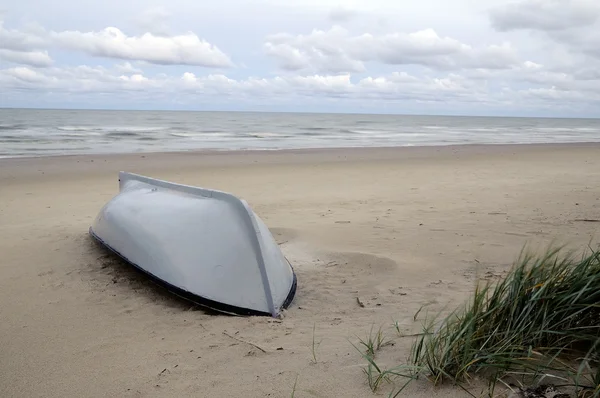 Boot auf einem Strand Sand — Stockfoto