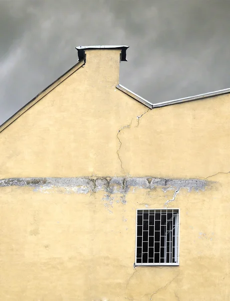 Alte zerbrochene Mauer auf einem Gewitterhimmel Hintergrund — Stockfoto